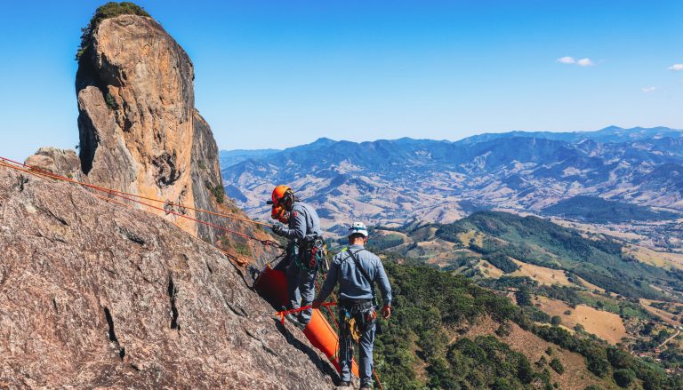 Defesa Civil em treinamento: simulação de resgate na Pedra do Baú