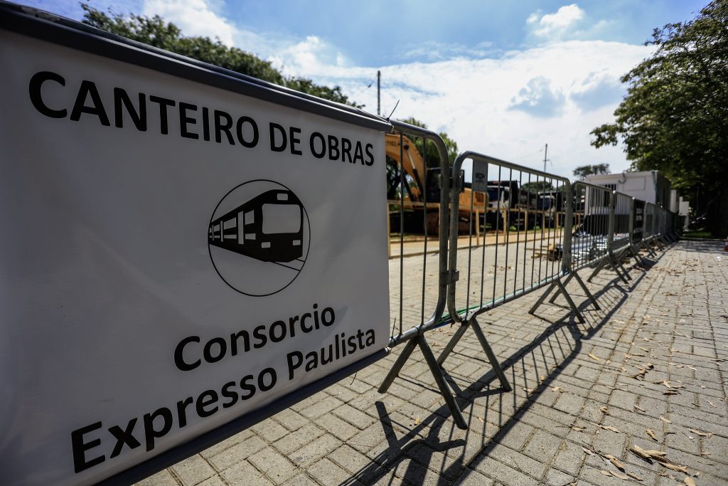 Nesta fase inicial, os trabalhos incluem a instalação do canteiro de obras e das áreas de apoio, preparação do terreno, serviços de terraplenagem e contenções. Foto: Divulgação/Governo de SP.