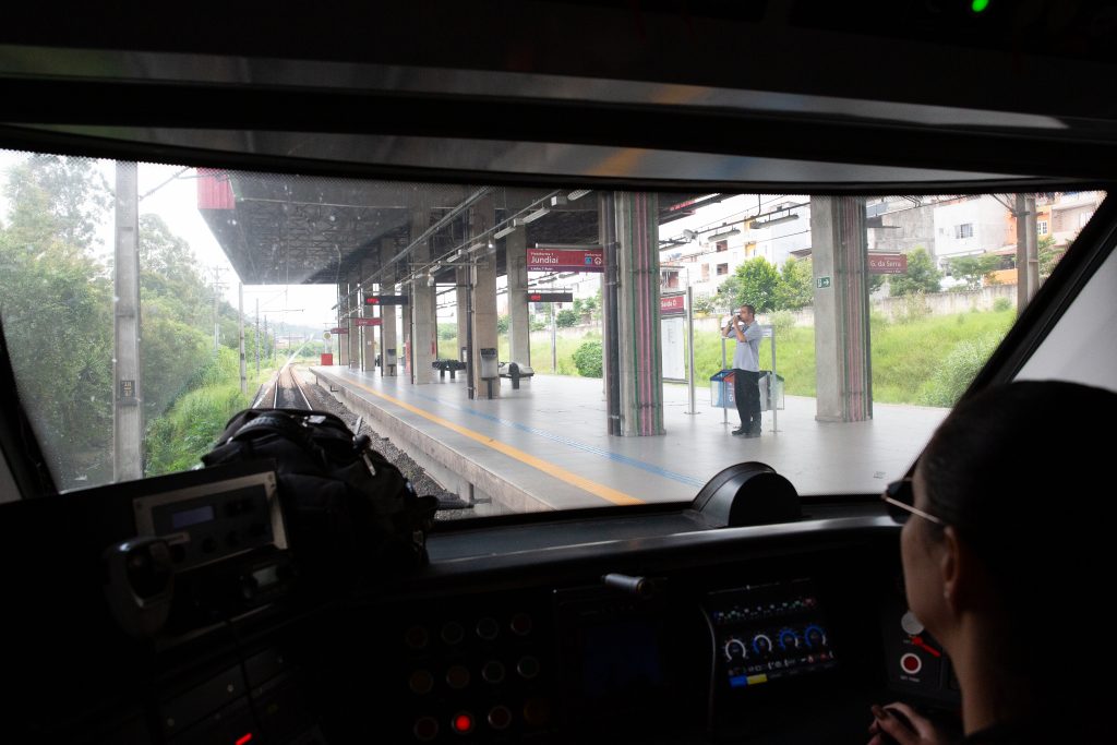 Janela central da cabine de comando de um trem