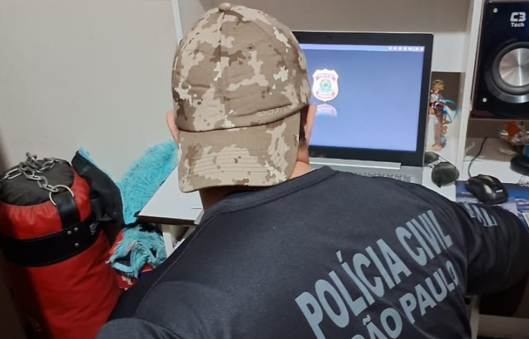 Policial Civil de SP durante trabalho de investigação de crimes de pedofilia por meio da internet