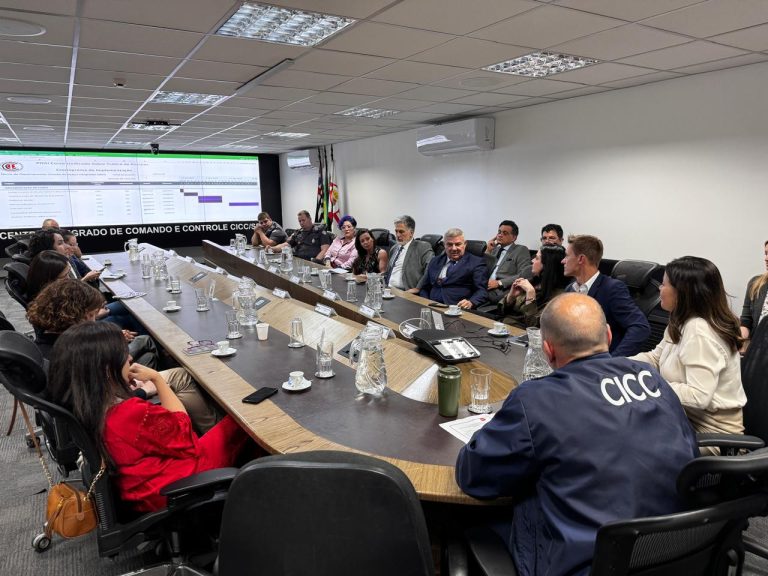 Reunião com policiais civis, militares e técnicos-científicos para lidar com as ocorrências envolvendo o tráfico de pessoas