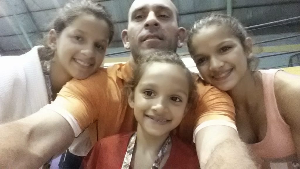 O treinafor Tharin Polheim Alves com Larissa Pimenta e as irmãs da atleta