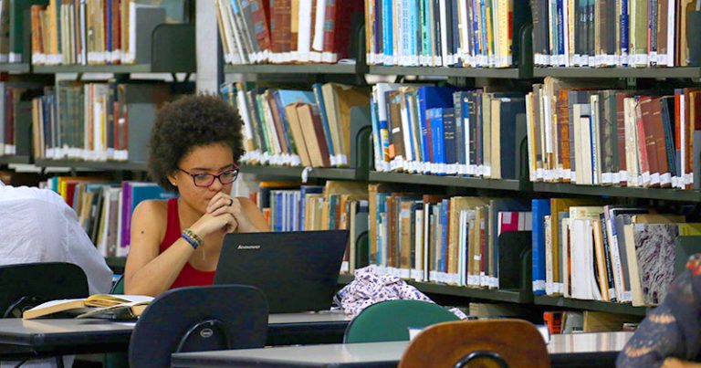 Estudante em biblioteca da USP