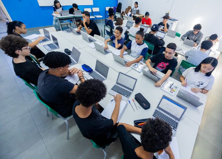 Alunos em curso de tecnologia e informática