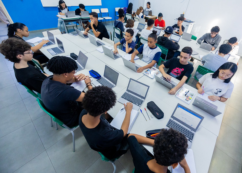 Alunos em curso de tecnologia e informática