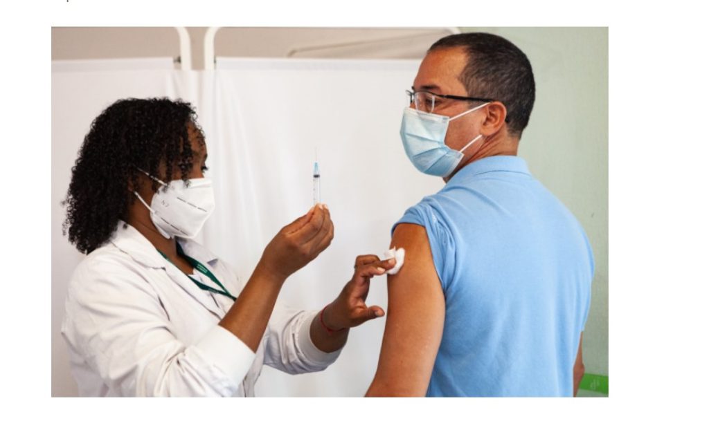 Homem sendo vacinado