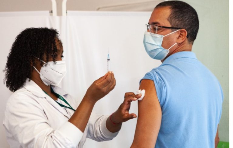 Homem sendo vacinado