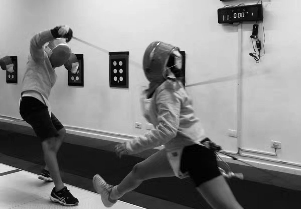 O estudante Rodrigo Baldin durante aula de esgrima