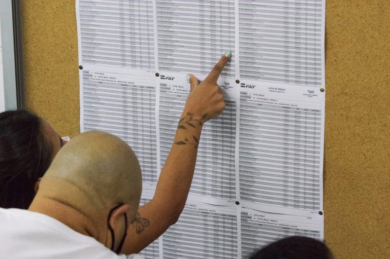 Candidatos olham lista de aprovados em vestibular da Fatec