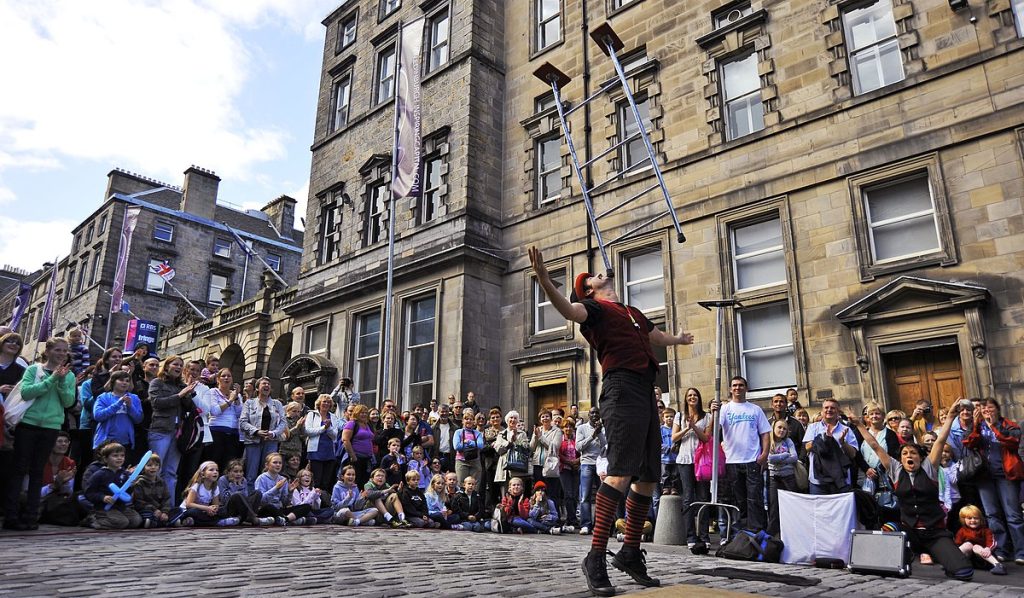 Festival Fringe de Edimburgo, um dos maiores eventos sobre arte e cultura do mundo, na Escócia
