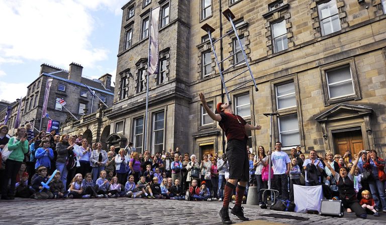 Festival Fringe de Edimburgo, um dos maiores eventos sobre arte e cultura do mundo, na Escócia