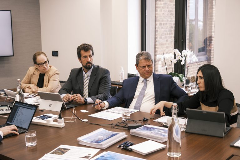 Homens sentados em reunião