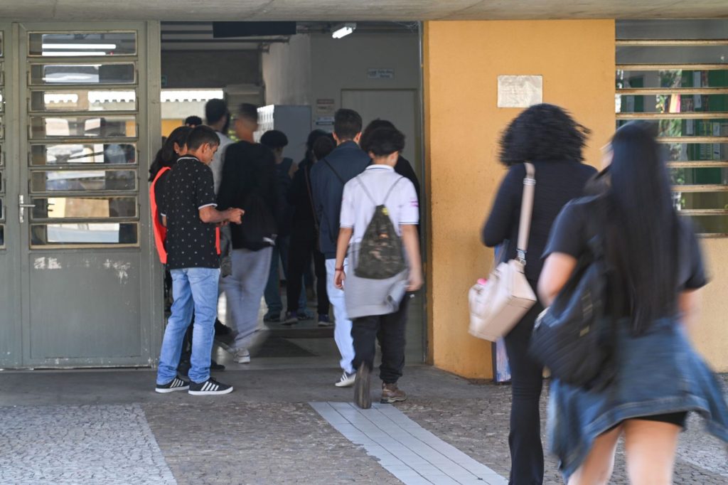 Estudantes chegam a uma Etec