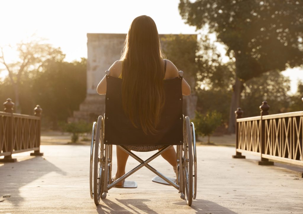 Mulher na cadeira de rodas
