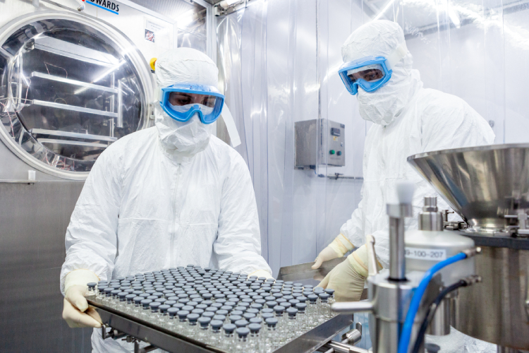 Cientistas fazendo a vacina