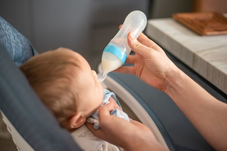 Criança amamentando