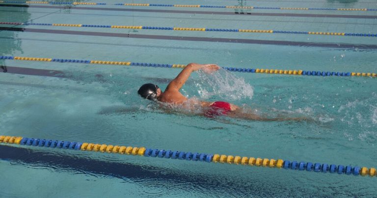 Pessoa fazendo natação