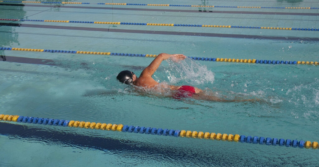 Pessoa fazendo natação
