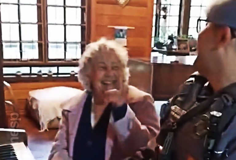Policial de SP faz ‘dueto’ no piano para acalmar idosa vítima de assalto; veja vídeo