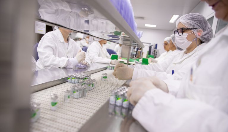 Laboratório organizando soros no Instituto Butantan