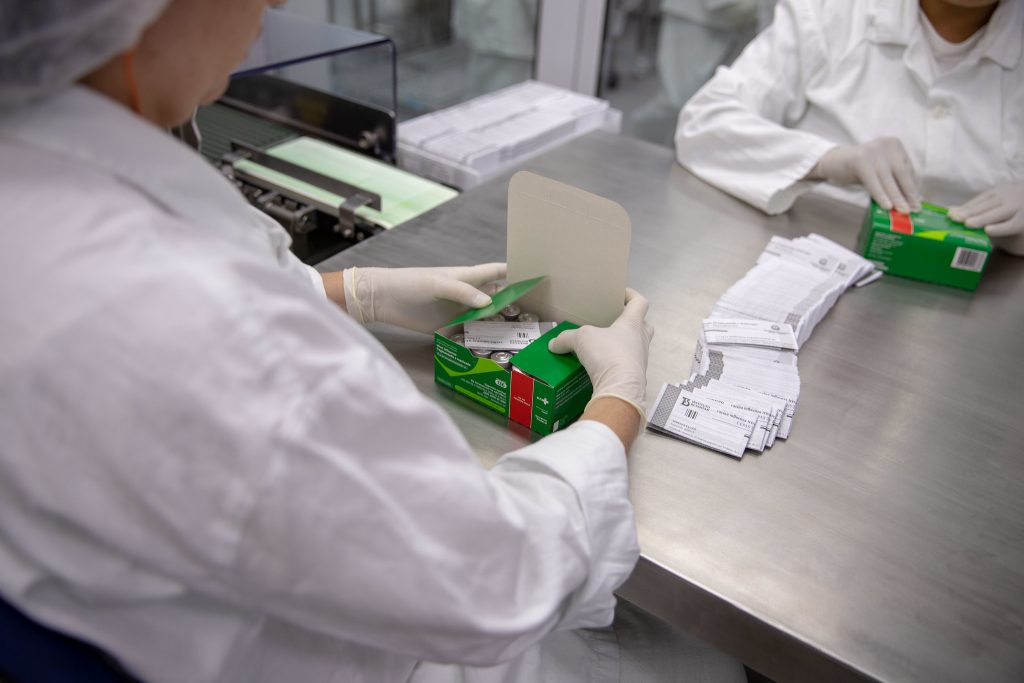 Laboratório organizando soros no Instituto Butantan