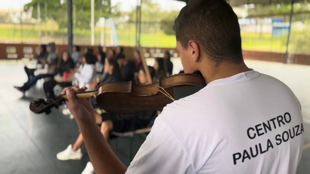 Aluno tocando violino