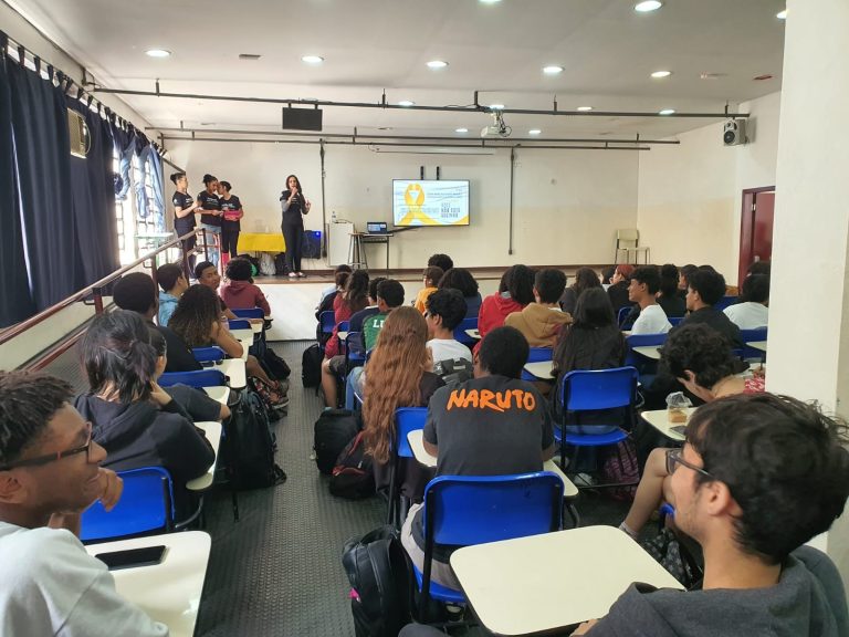 Alunos da Etec Carlos de Campos durante ação do Setembro Amarelo