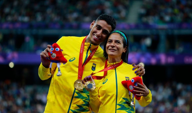 Jerusa Geber e seu guia com a medalha