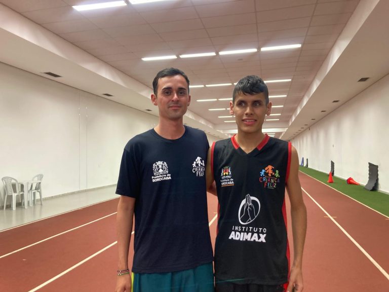 Renato e seu guia dispuitam a classe T11 do Paresp