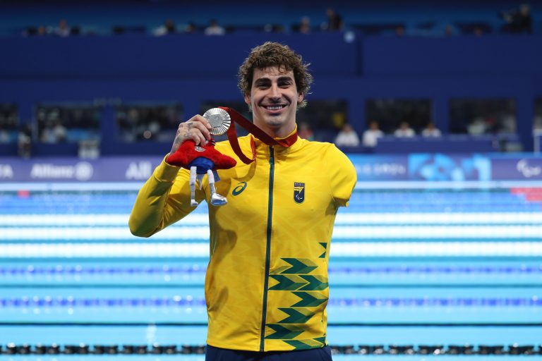 Talisson Glock com a medalha de prata conquistada nas Paralimpíadas