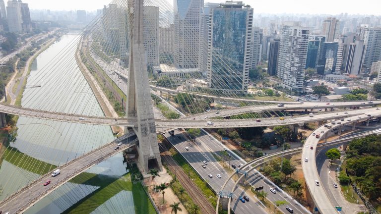 Rio Pinheiros, cidade de São Paulo, prédios, PIB