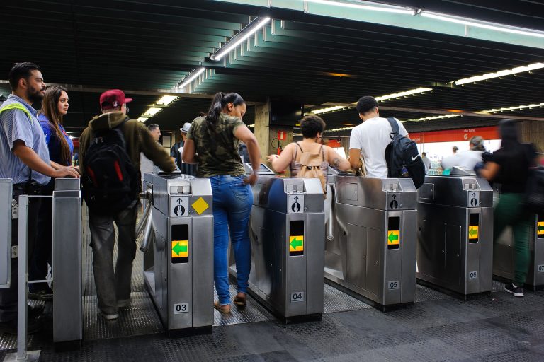 Bilheterias de estações das Linhas 1-Azul e 15-Prata terão novo horário