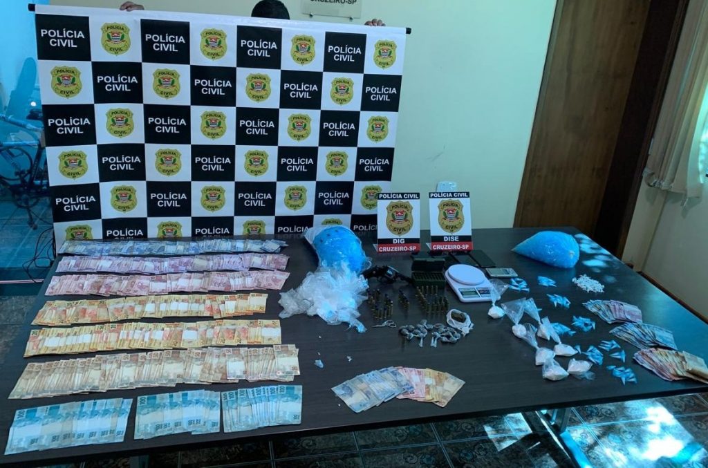 Equipe apreendeu no local um revólver, 42 munições, duas balanças de precisão, tesoura, além de 92 pinos de cocaína, 46 pedras de crack, 19 porções de maconha e quatro celulares. Foto: Divulgação/Governo de SP.