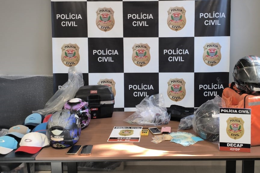 Golpe da falsa entrega: na casa dos detidos foram apreendidos dois carros, três motos, R$ 2,5 mil, dez celulares, um notebook e oito capacetes. Foto: Divulgação/Governo de SP.