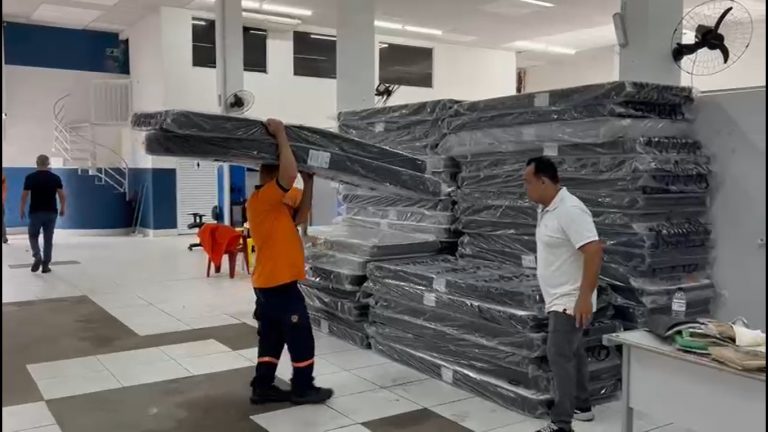 Atendimento da Defesa Civil no Guarujá neste sábado (1º). Foto: Divulgação/Governo de SP.