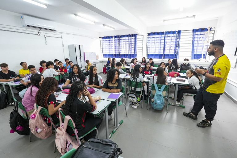 Sala de aula escola climatizada alunos estudantes educação