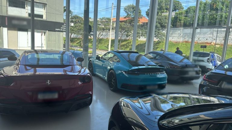 Carros de luxo apreendidos