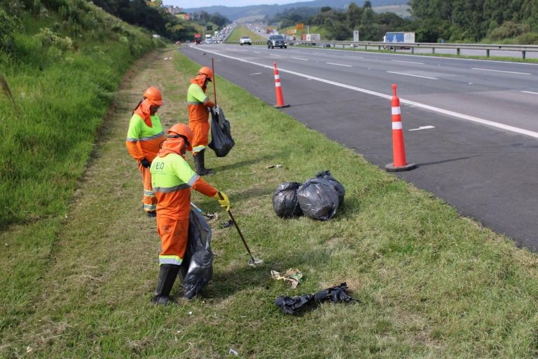 Funcionários retiram lixo em rodovia de SP