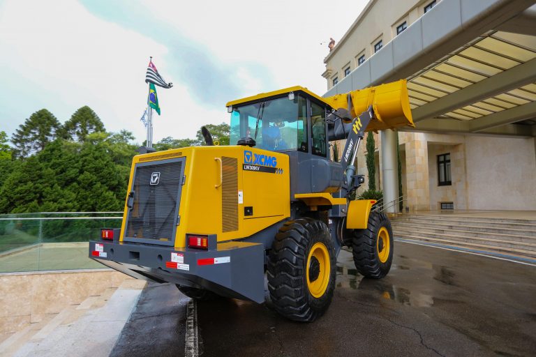 Foto mostra um trator novo amarelo colocado na frente do Palácio dos Bandeirantes, sede do Governo de São Paulo. Esse é um dos equipamentos comprados pelo programa Patrulha Rural