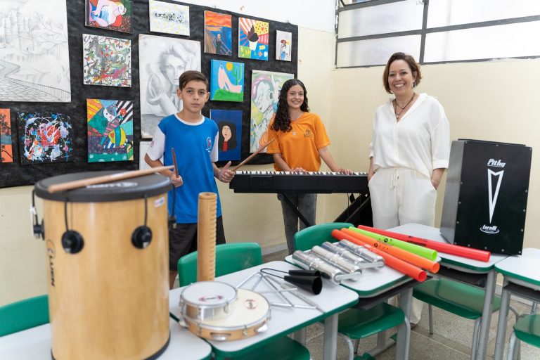 Os estudantes Arthur Jordão dos Santos, Ana Lívia de Souza e a professora Cristiane Lopes de Moraes participam do programa Guri nas Escolas