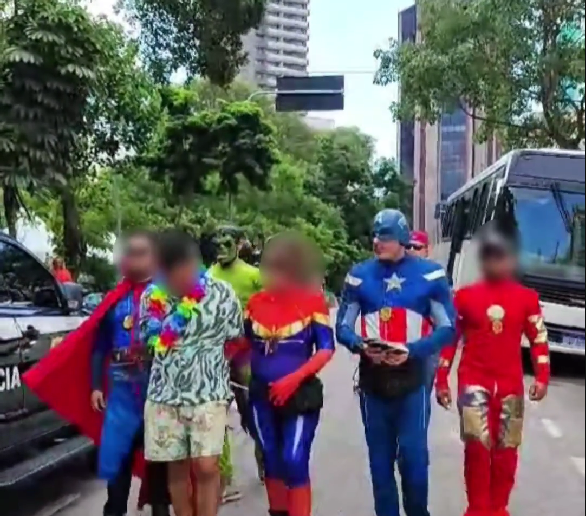 Policiais fantasiados de Vingadores