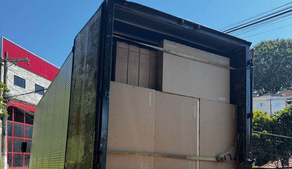 Polícia prende homem que transportava mais de 300 TVs furtadas