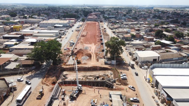 Entre os serviços em andamento, destacam-se a duplicação e elevação da pista, a construção de viadutos, passagens inferiores para pedestres, além de calçadas e ciclovias