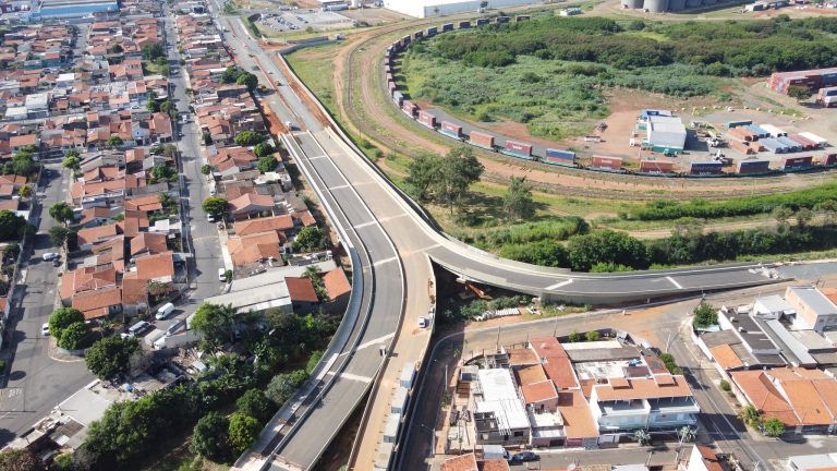 O viaduto, que irá transpor a linha férrea, ligará a Estrada Municipal Américo Ribeiro dos Santos, em Sumaré, à Avenida Cristóvão Colombo, em Hortolândia