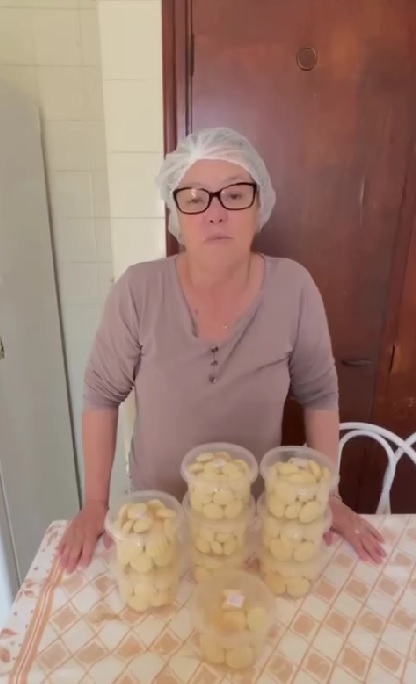 Sônia Maria da Silva produz pães e bolachas direto de casa e usa redes sociais para vender