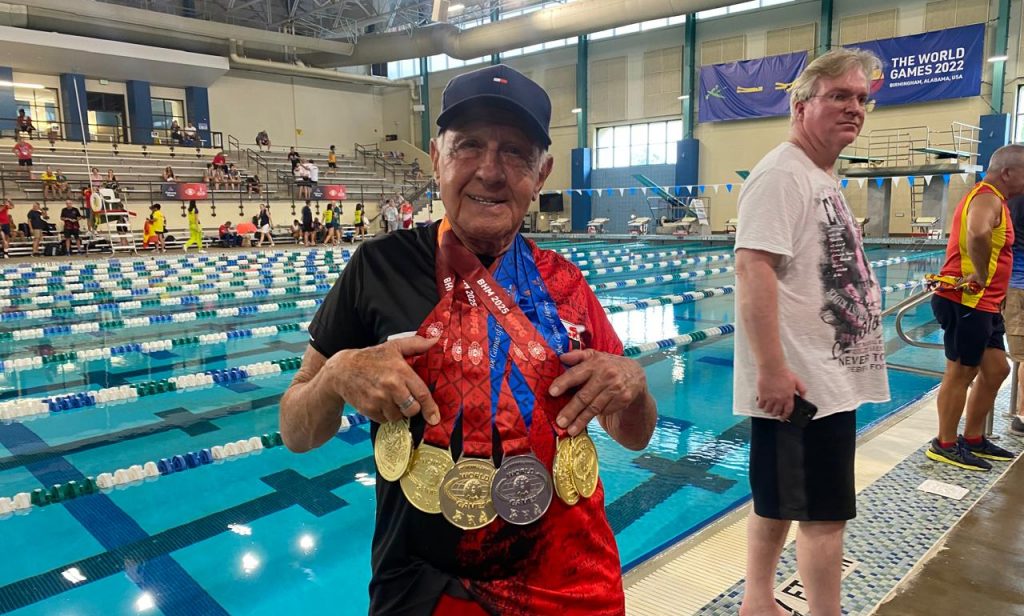 Aos 87 anos, bombeiro aposentado leva 5 ouros nos 'Jogos Olímpicos' das polícias