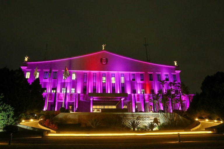 Palácio dos Bandeirantes se ilumina de lilás em apoio à conscientização sobre o Alzheimer