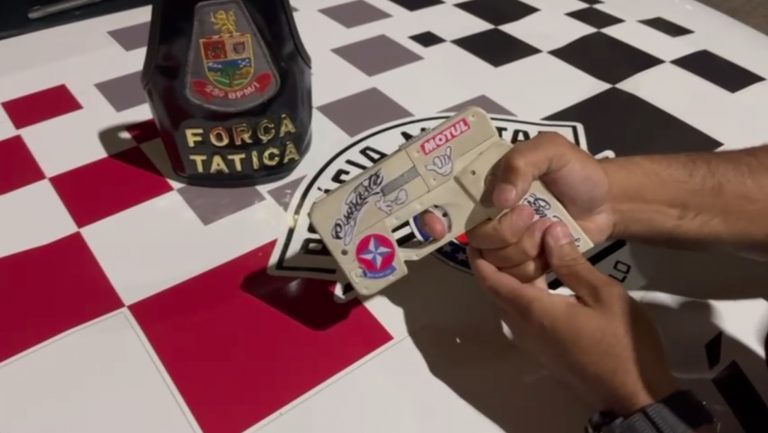 Arma caseira com formato de celular