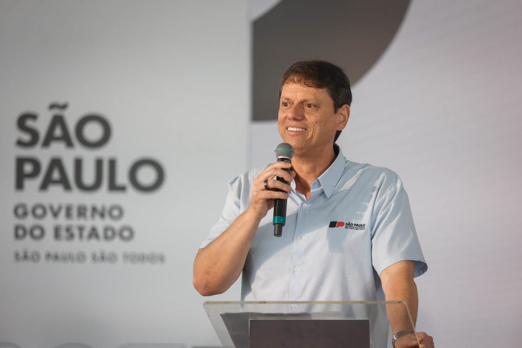 Governador Tarcísio de Freitas discursa durante entrega de veículos para a Saúde, em Itu. Foto: João Valério/Governo do Estado de SP