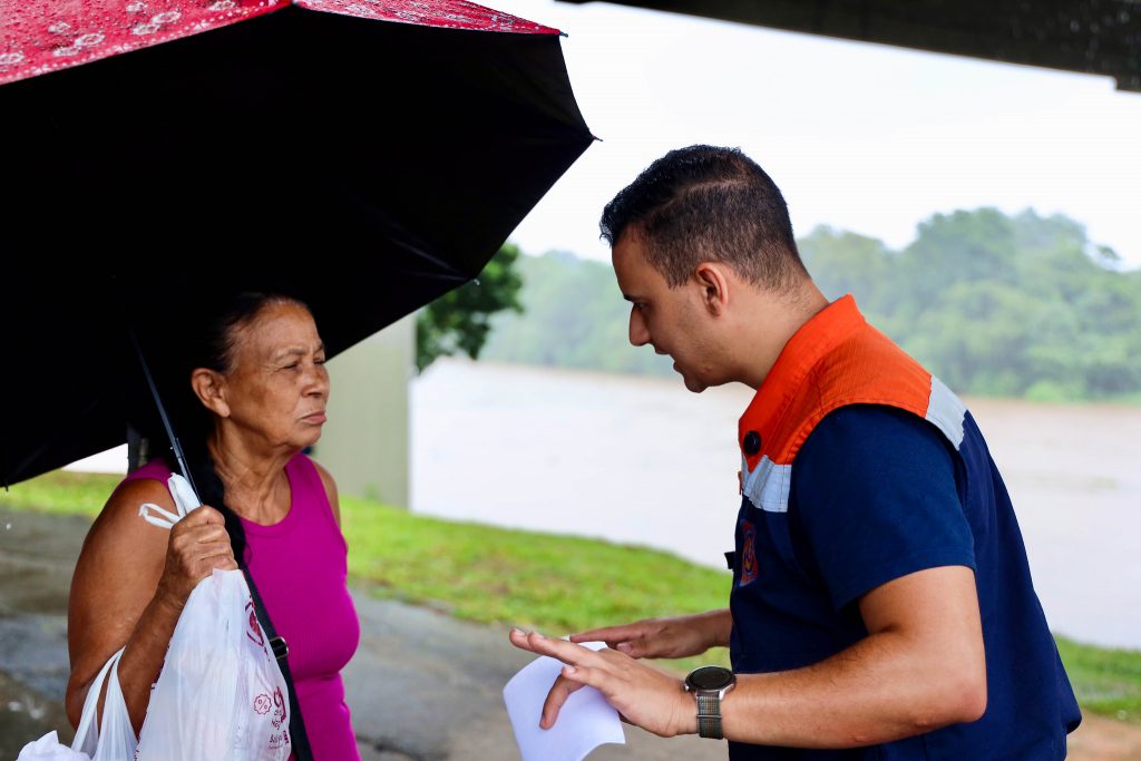 Agentes entregam folheto explicativo a moradores em Registro Foto: Divulgação/Governo de SP